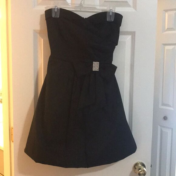 Woman’s dress - Picture 1 of 2